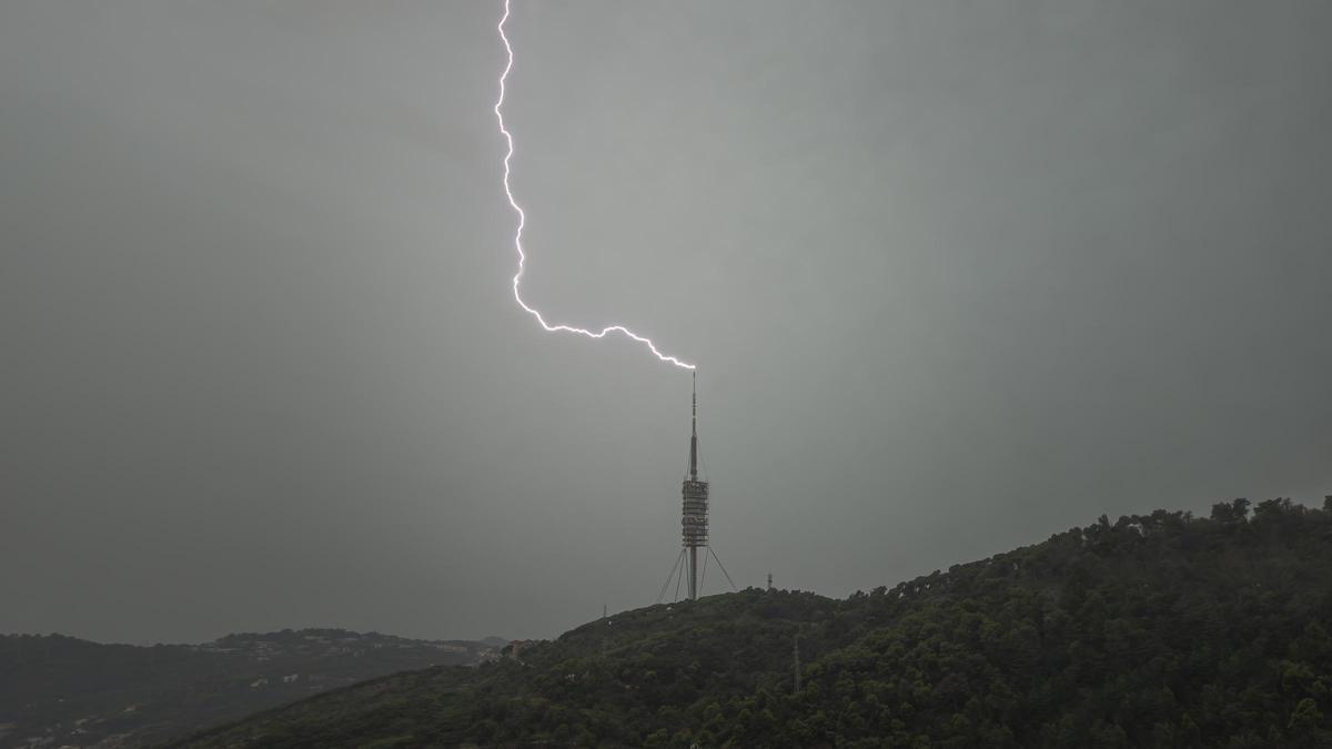 Imágenes Rayos impactan en la Torre de Collserola durante la tormenta de este miércoles en Barcelona