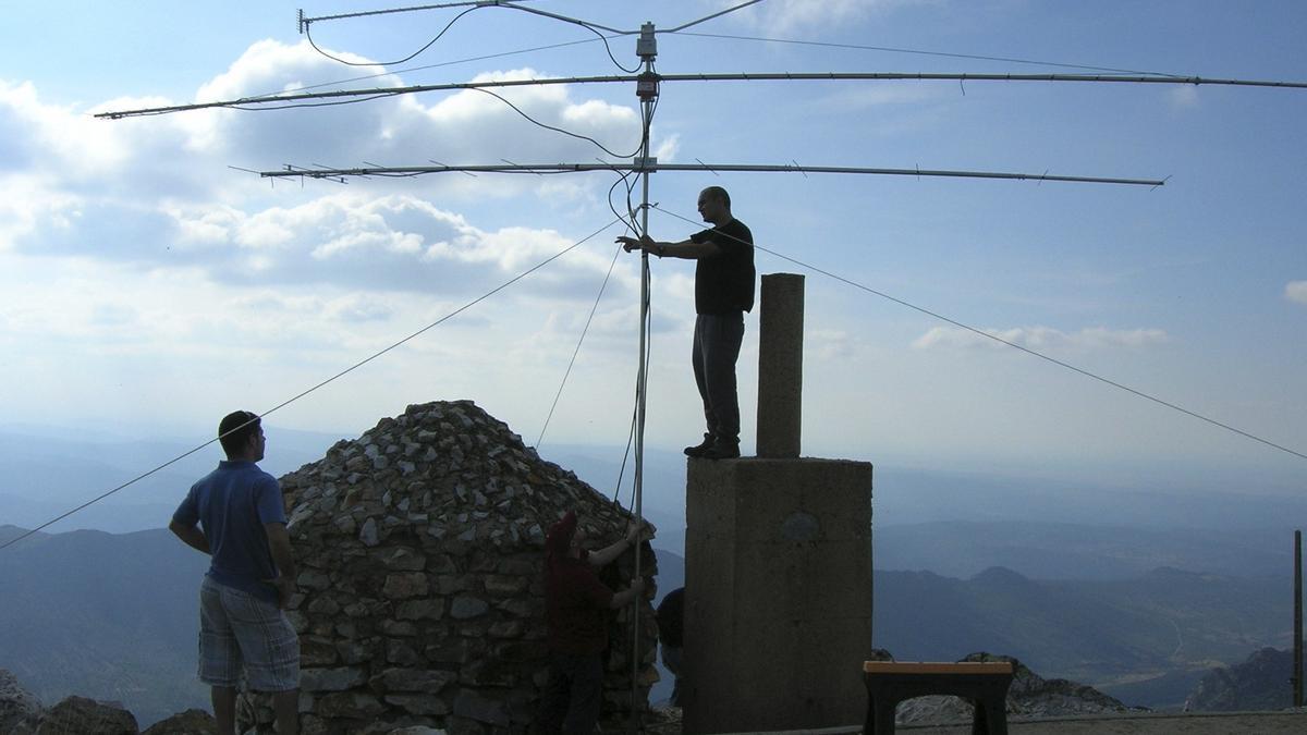 Dos hombres, junto a una antena.