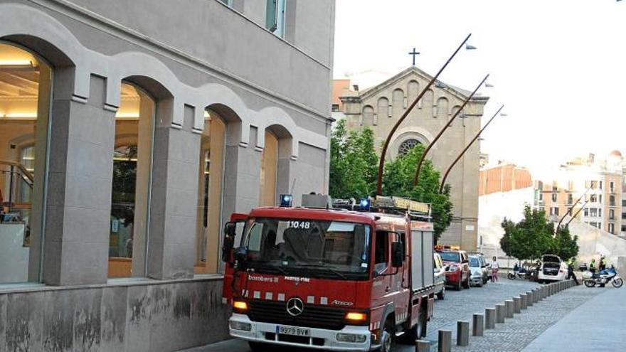 Camió dels Bombers que es va desplaçar ahir a la tarda al Conservatori de Música