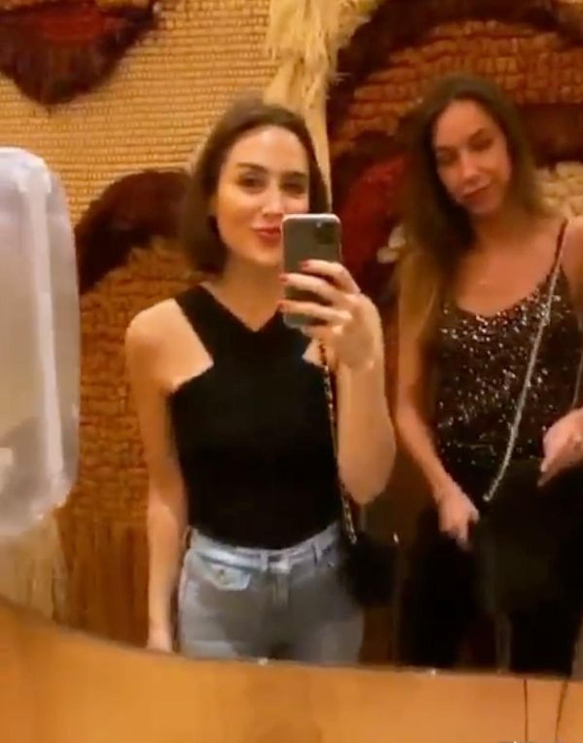 Tamara Falcó con top negro y jeans