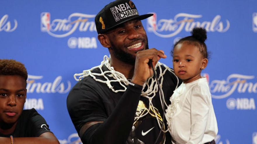 LeBron James se &#039;moja&#039; en la carrera a la Casa Blanca