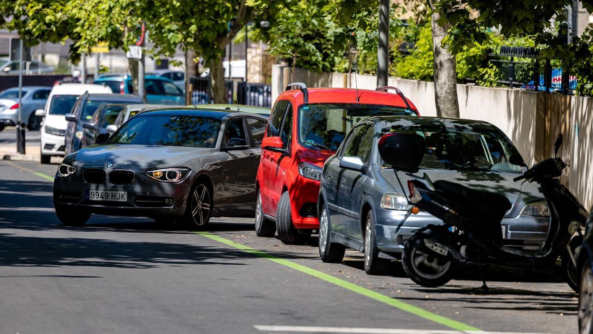 Vehículos aparcados en una de las calles donde se ha implantado la nueva zona verde de Benidorm.