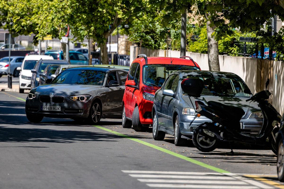 Vehículos aparcados en una de las calles donde se ha implantado la nueva zona verde de Benidorm.