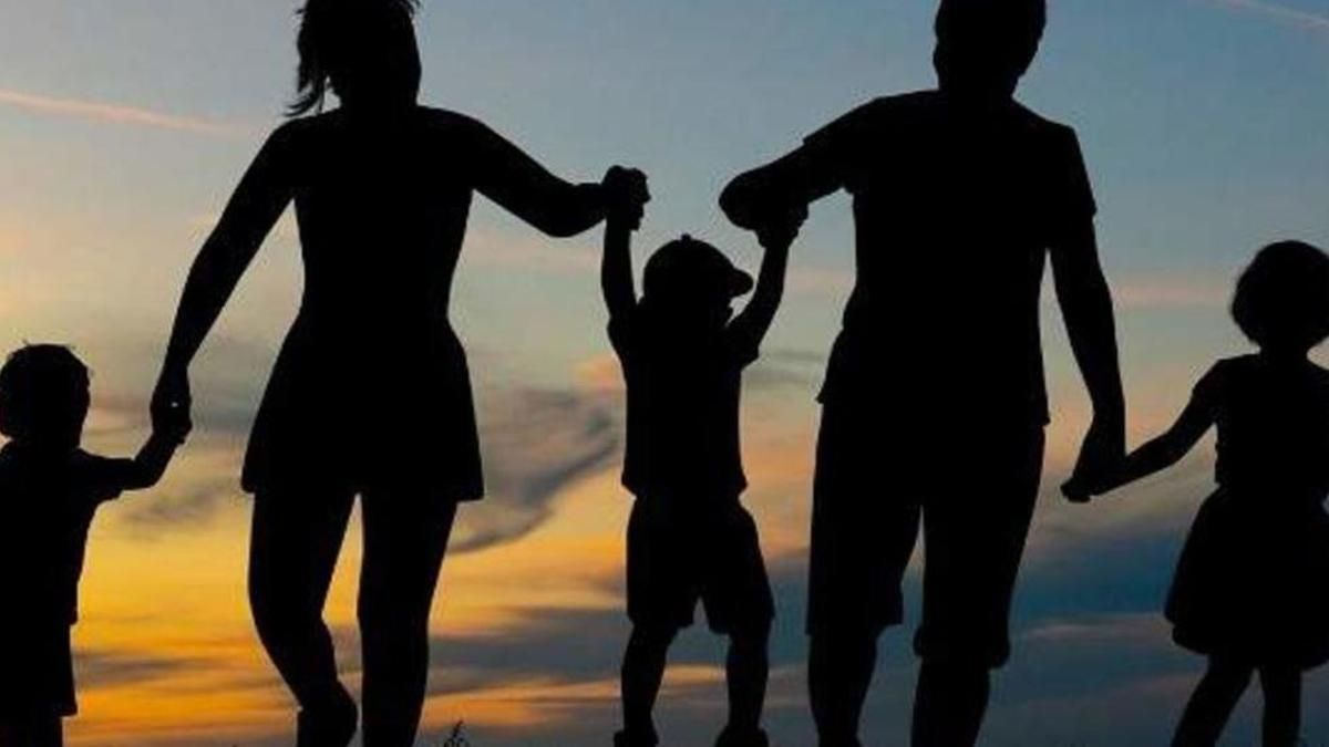 Una familia jugando