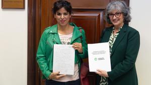 La líder de Adelante Andalucía, Teresa Rodríguez, y la candidata al Congreso por Cádiz, Pilar González.