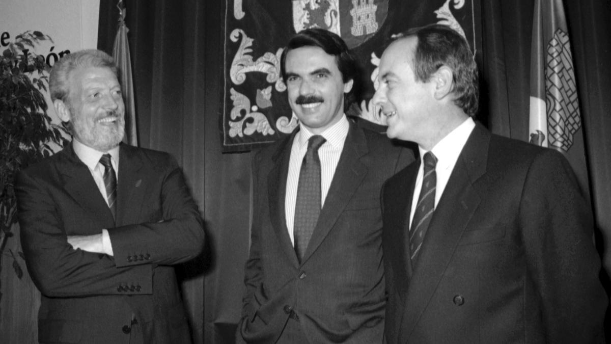 El exprediente José María Aznar posa con los consejeros de CDS José Luis Sagredo (i) y José María Monforte, tras el pacto entre partidos