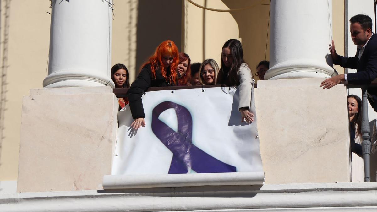 El lazo violeta desplegado en la fachada de Ayuntamiento de Badajoz.A