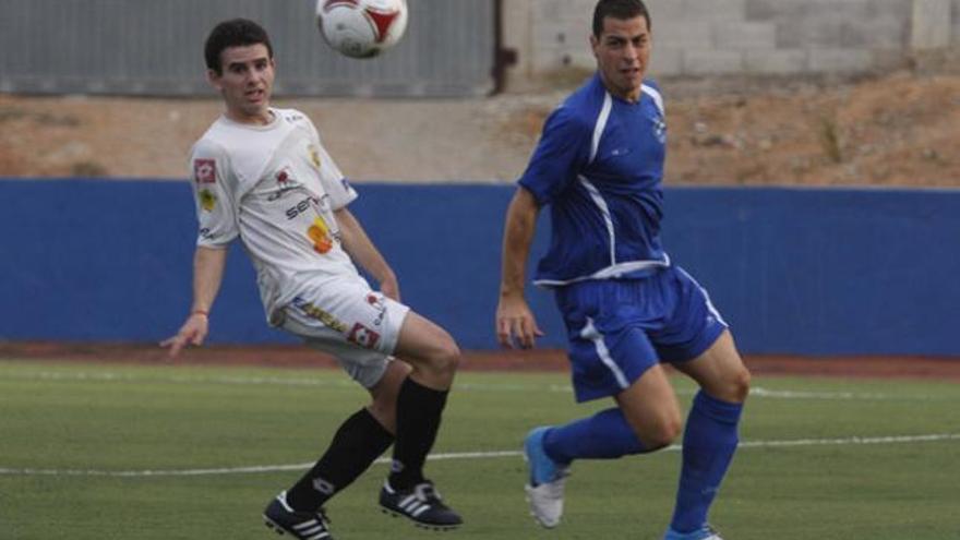 Pepe Bernal (i) jugando con la Peña Deportiva en Can Misses.