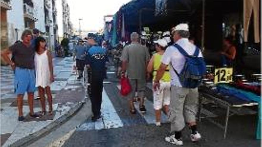 Un dels agents de Tossa patrullant pel mercat setmanal.