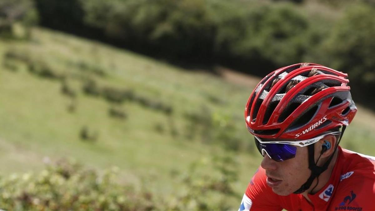 David de la Cruz, con el jersey rojo de líder, en la etapa de los Lagos de Covadonga