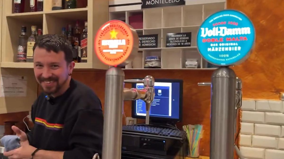 El primer vídeo de Pablo Iglesias como hostelero en la Taberna Garibaldi: "Aquí estamos secando unos cubiertos"