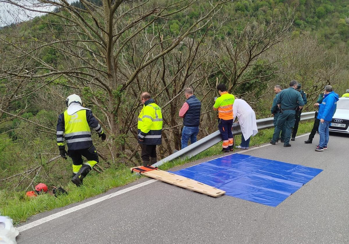 Sanitarios, guardias y bomberos esperan a la subida de los afectados.