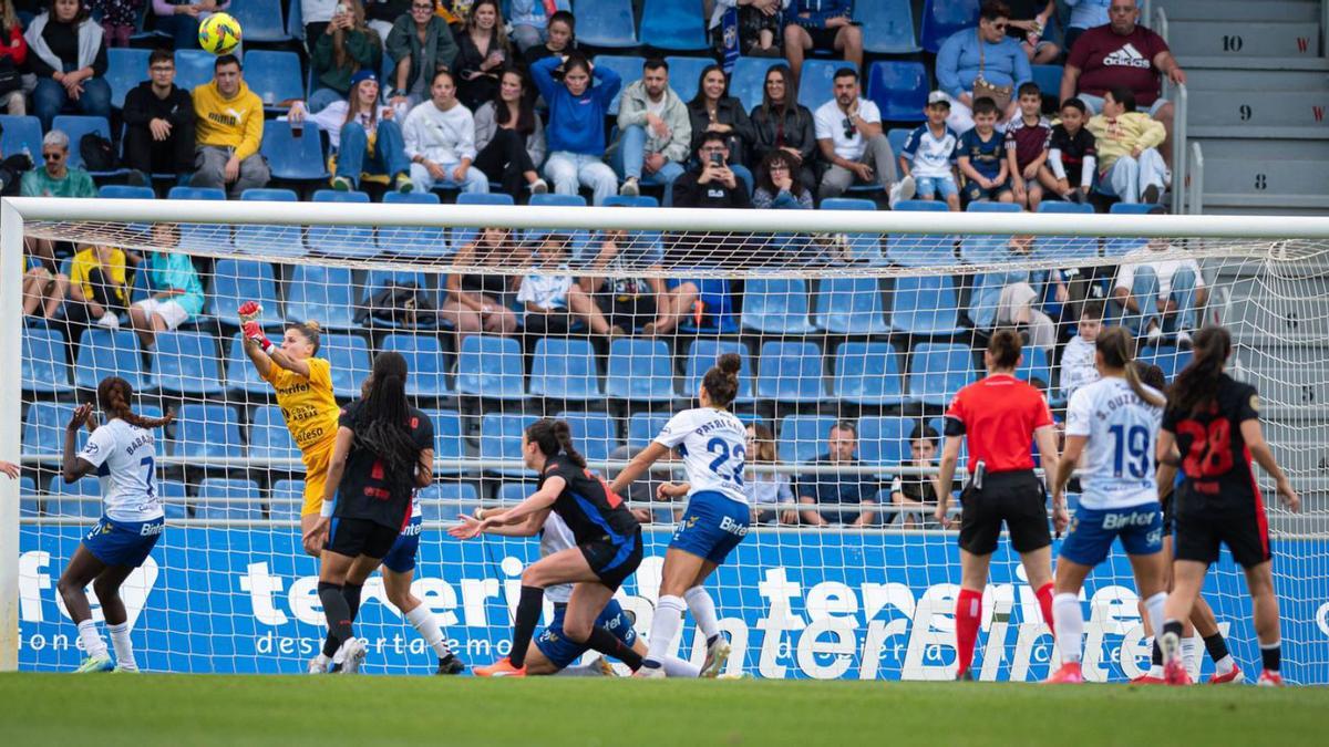 Partido entre Costa Adeje y Barcelona, de la Liga F 24/25, disputado en el Heliodoro Rodríguez López.
