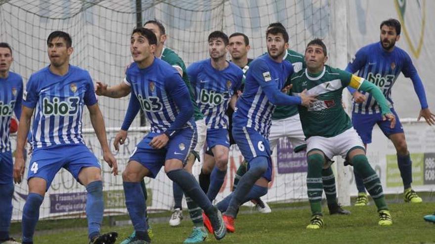 Un lance de partido entre Coruxo y Ponferradina. // J. Lores