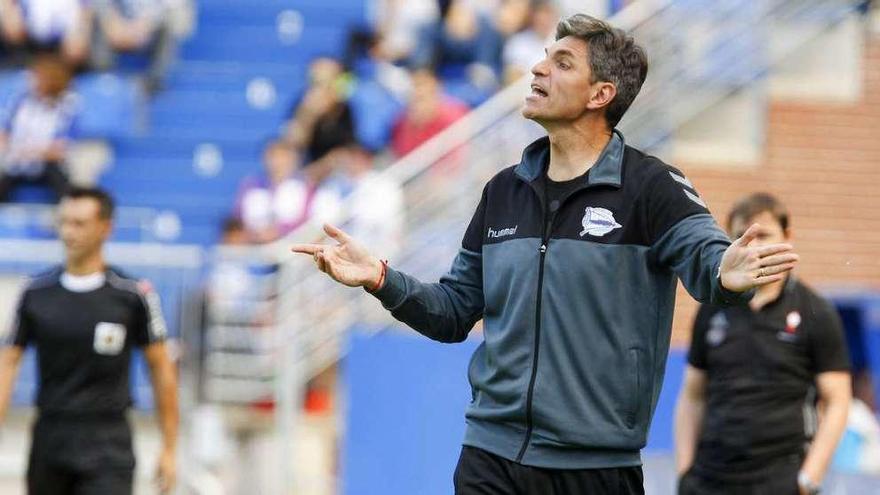 Mauricio Pellegrino da instrucciones a sus jugadores durante el partido de ayer en Mendizorroza. // Efe