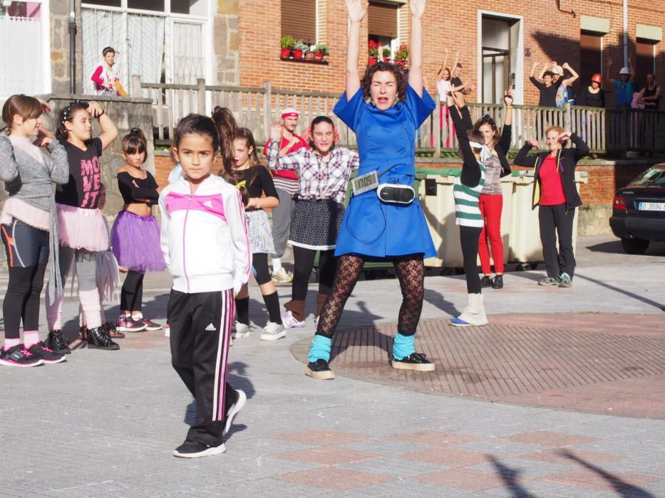 Carbayín Bajo baila con el colectivo "La xata la rifa"