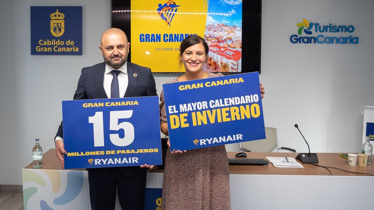Carlos Álamo y Elena Cabrera, hoy durante la presentación del programa de vuelos de Ryanair para invierno en Gran Canaria