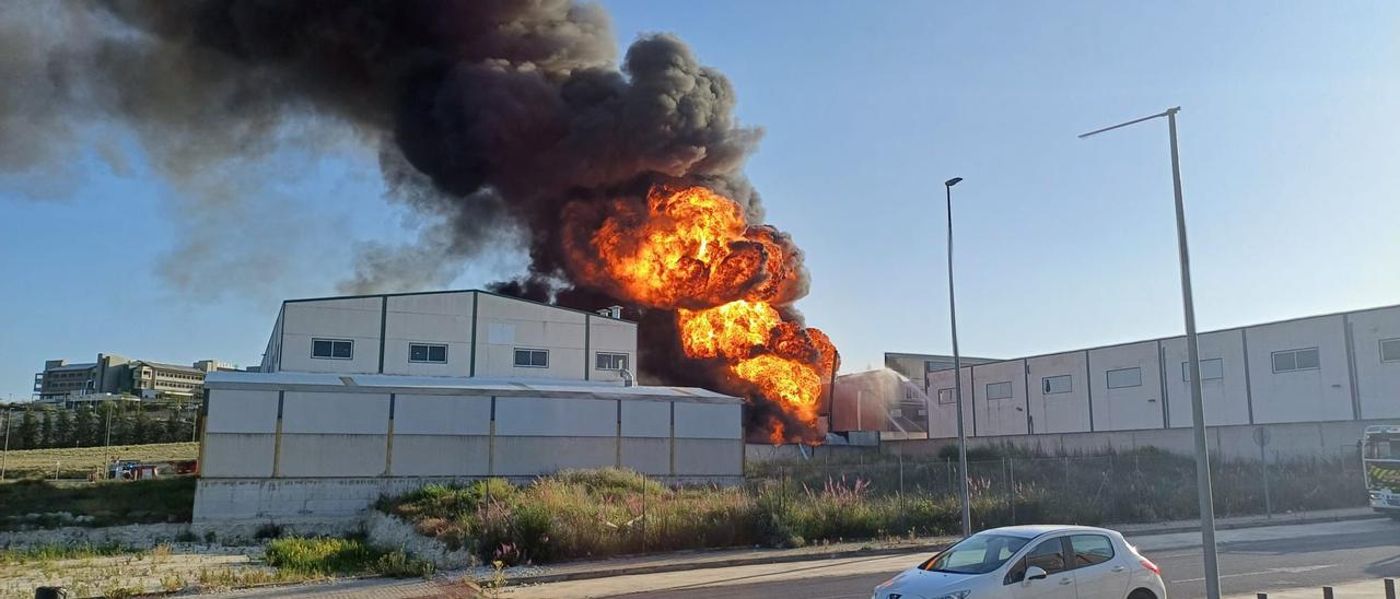 Un incendio arrasa una fábrica de aceite reciclados en Lucena