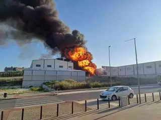 Un incendio arrasa una fábrica de aceite reciclados en Lucena