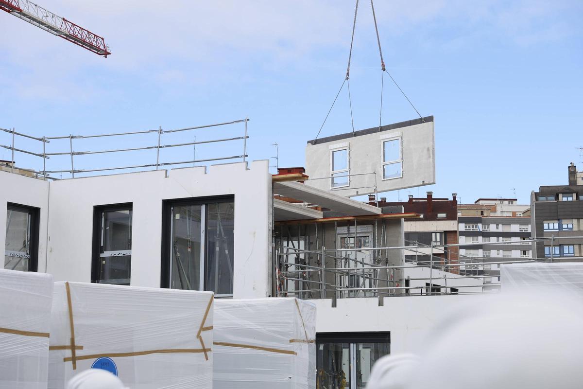 Construcción de las viviendas en Peritos.