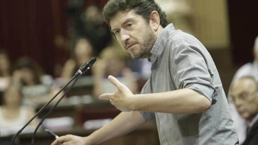 Alberto Jarabo, líder de Podemos, en el Parlament.