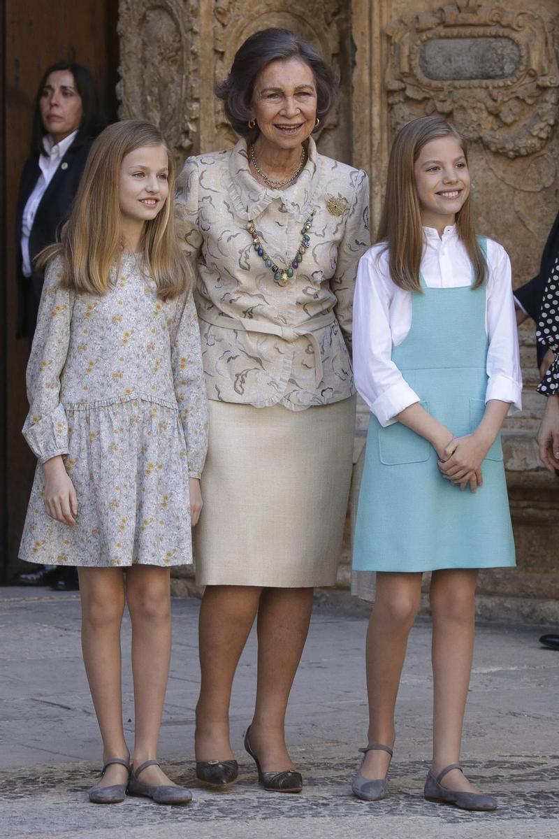 La Reina Sofía con la Infanta Sofía y la Princesa Leonor