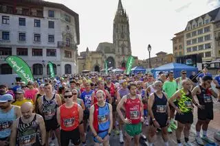 El azul tiñe el corazón de Oviedo con las camisetas de los 1.600 participantes en la carrera solidaria por el autismo, en imágenes