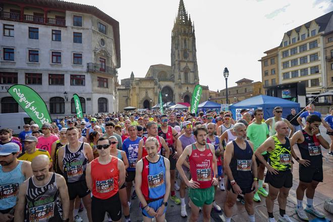 El azul tiñe el corazón de Oviedo con las camisetas de los 1.600 participantes en la carrera solidaria por el autismo, en imágenes
