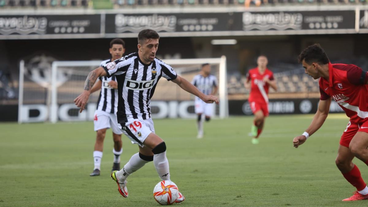 Pablo Hernández en una acción del partido ante el Sevilla Atlético.