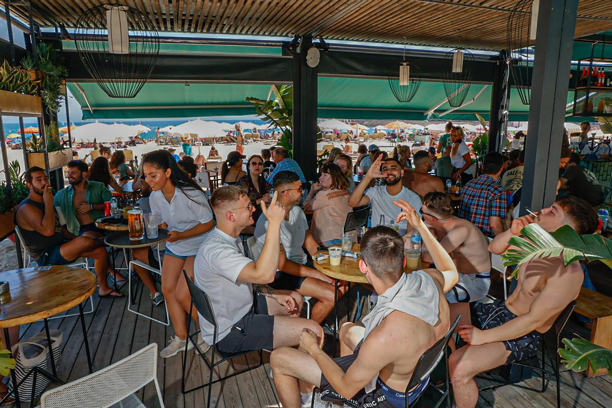 Ambiente en uno de los chiringuitos de la playa de Barcelona este junio.