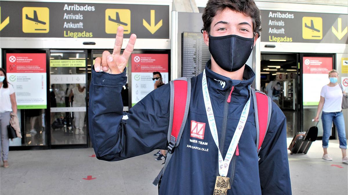 Xavier García Ollé posa con la medalla de oro conseguida en el Europeo de Optimist.