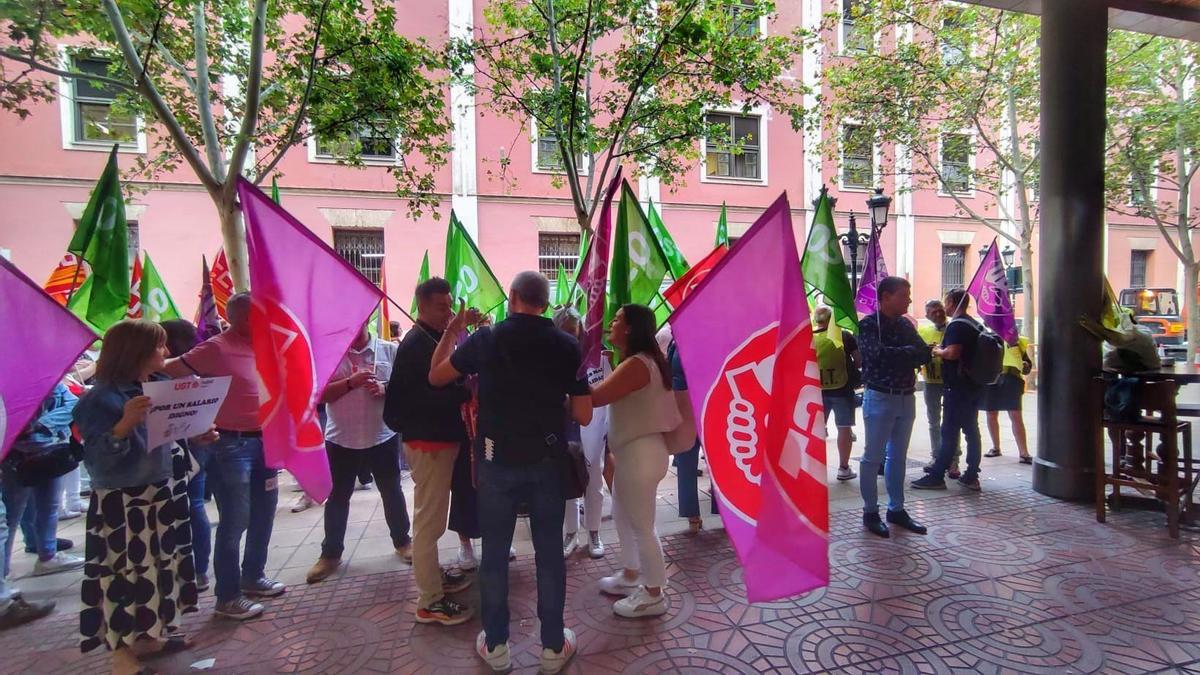 Los sindicatos en la reunión de esta mañana en el SAMA.