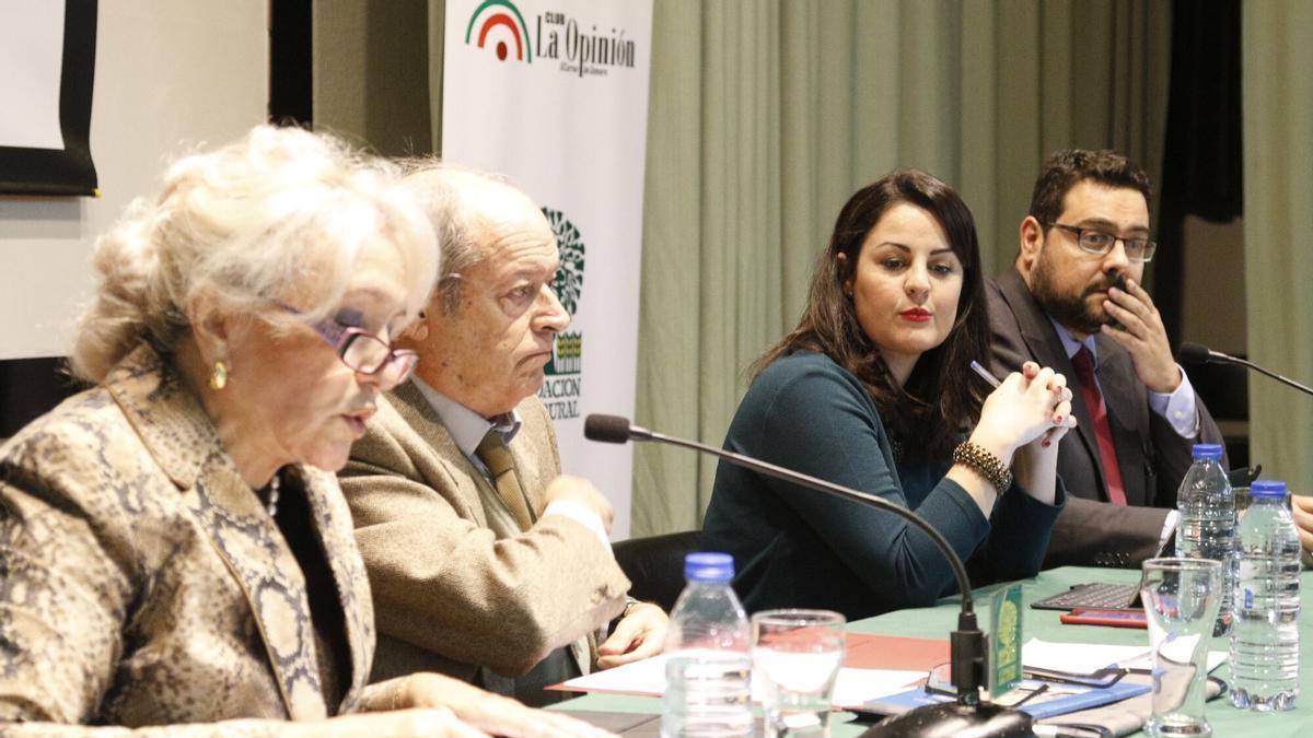 CARMEN FERRERAS, ANDRES LUIS CALVO, KETTY GARAT Y DAVID REDOLI, EN UN MOMENTO DE LA MESA REDONDA. CLUB LOZ. MESA REDODNDA CONSTITUCION. 40 AÑOS CARTA MAGNA
