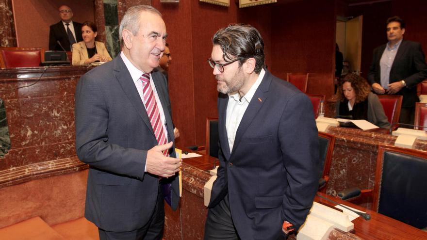 Rafael González Tovar y Miguel Sánchez conversan en la Asamblea Regional en una imagen de archivo.