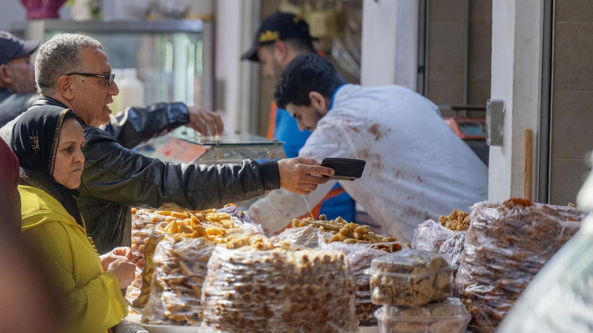 Un puesto de fruta seca en Rabat, en el primer día del Ramadán.