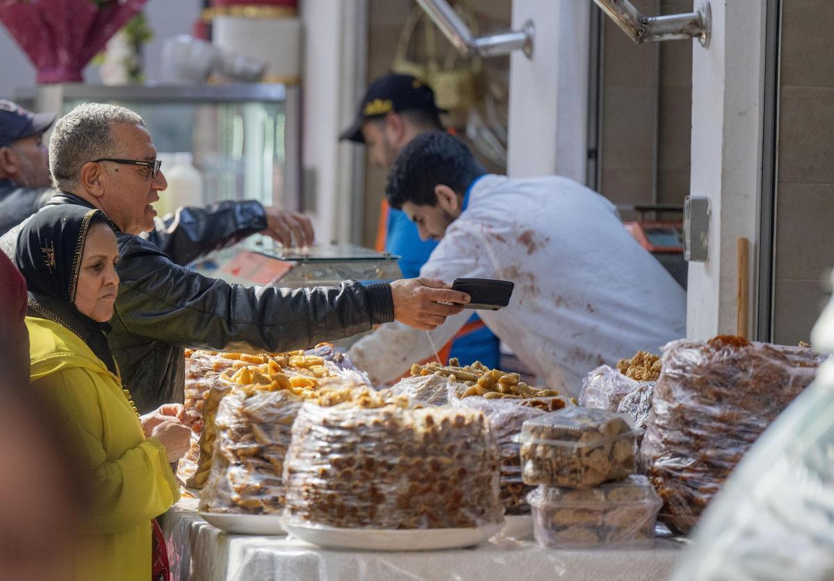 Un puesto de fruta seca en Rabat, en el primer día del Ramadán.
