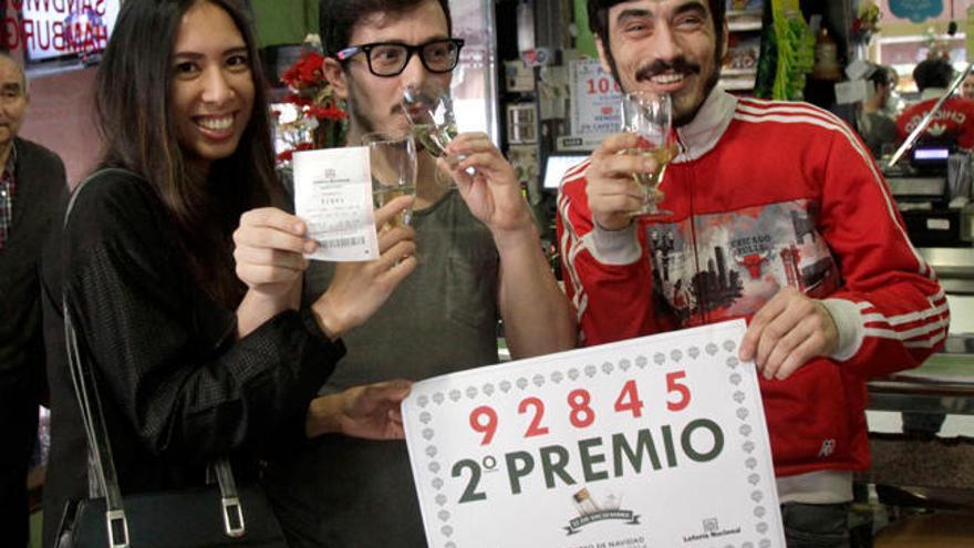 Álex Álvarez, su novia y su hermano, celebran un 2º en el bar de Vigo Simbad.//J. Lores