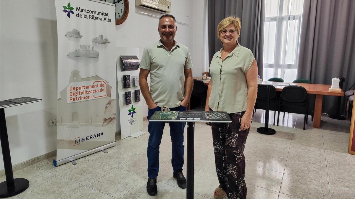 La presidenta de la Mancomunitat y el alcalde de L'Énova junto a una de las maquetas