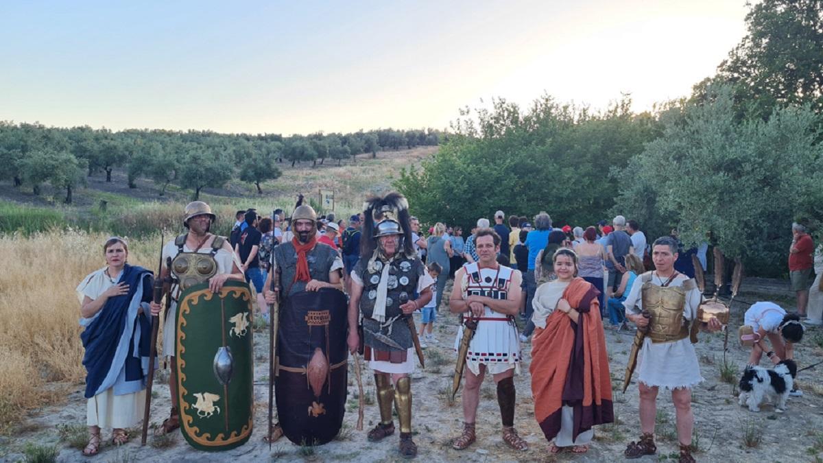 Miembros del Grupo de Recreación Histórica y Arqueología Experimental de Gilena ataviados como ciudadanos y soldados de la antigua Roma.