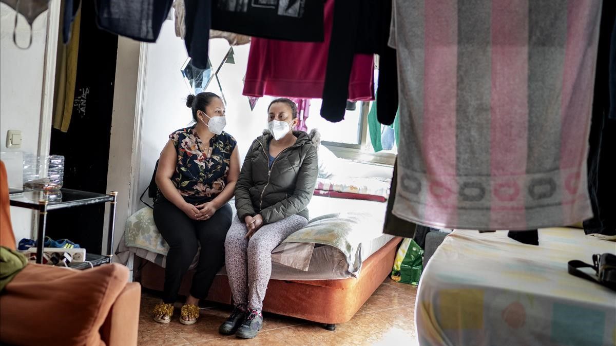 Jéssica Yosmary y Karla Yamileth, en el comedor de acogida donde duermen cinco personas.