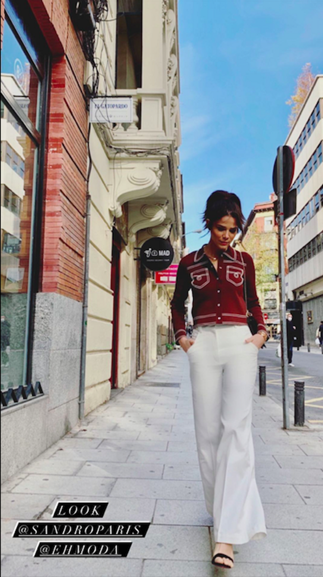 Juana Acosta, con look de chaqueta y pantalón blanco