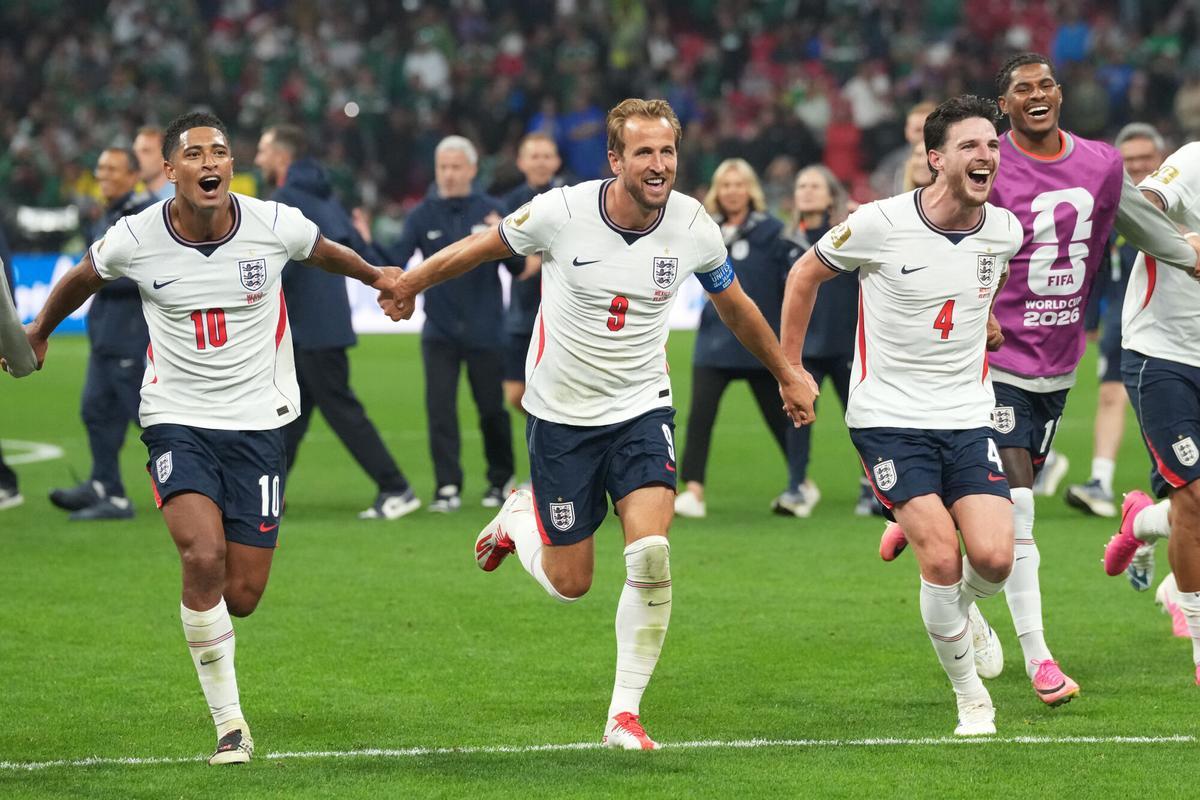 06 July 2026, Mexico, Mexico City: England's Harry Kane, Jude Bellingham (L), Declan Rice (CR), and Marcus Rashford (R) celebrate following the 2026 FIFA World Cup Round of 16 knockout match between England and Mexico at Mexico City Stadium. Photo: Nick Potts/PA Wire/dpa 06/07/2026 ONLY FOR USE IN SPAIN. Nick Potts/PA Wire/dpa;Mexico v England - FIFA World Cup - Round of 16 - Mexico City St;sixteen;Azteca Stadium;World Cup Soccer;England;sports;football;soccer;2026 FIFA World Cup - Mexico vs. England