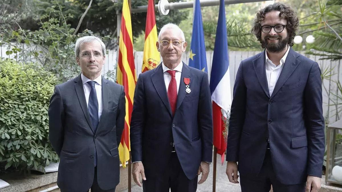 En medio, el presidente y fundador de Mango, Isak Andic, al recibir la insignia de Caballero de Honor en Francia.
