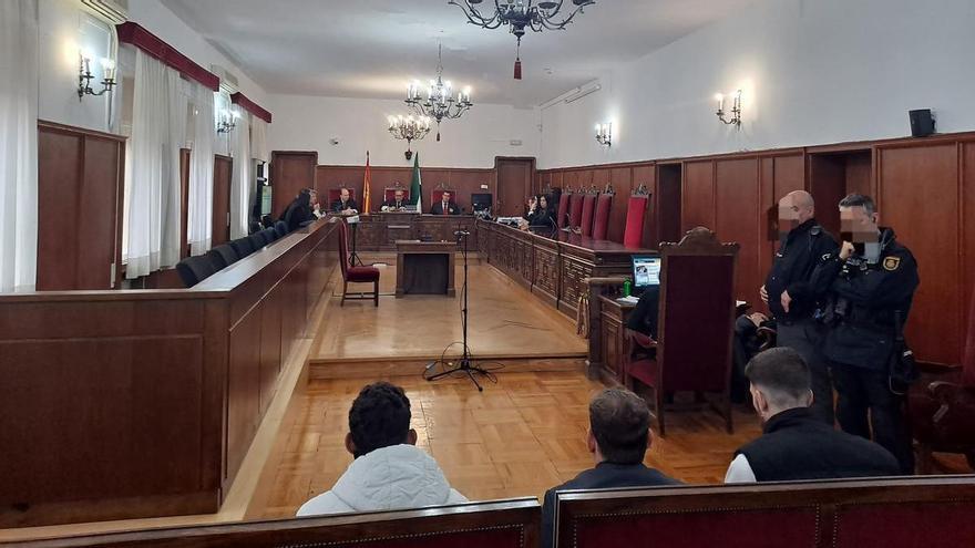 Tres acusados de asaltar a una familia para robarles se sientan este miércoles en el banquillo de la Audiencia de Badajoz