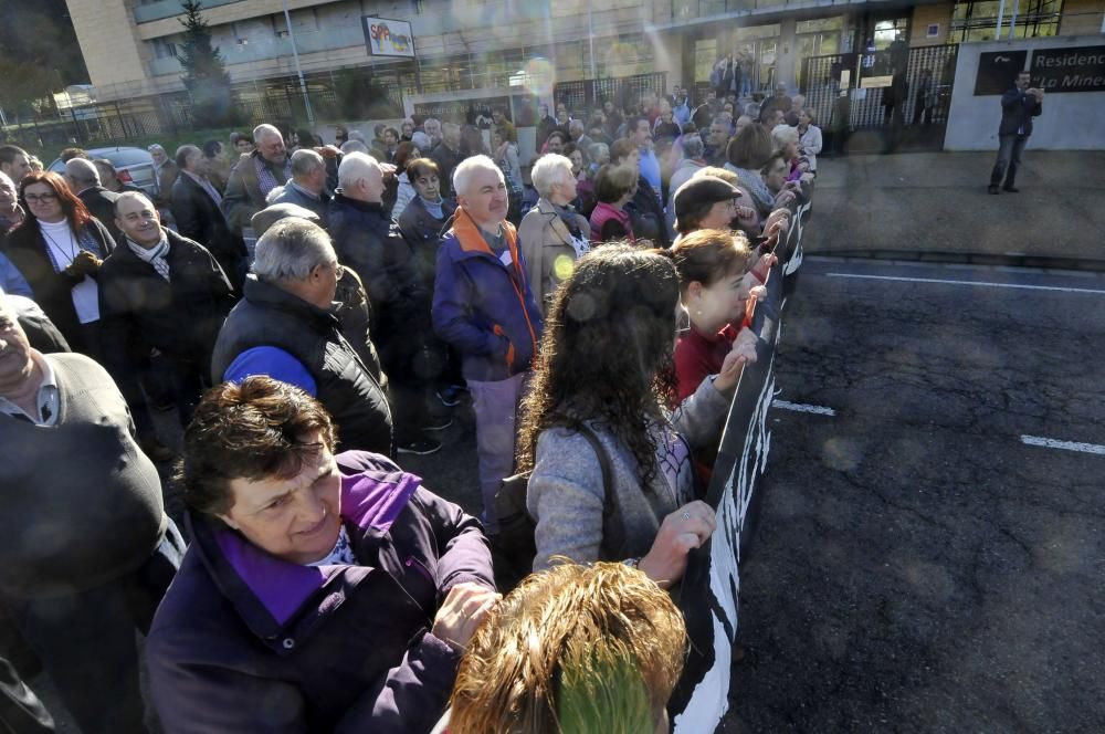 Protesta contra el cierre del geriátrico de Felechosa