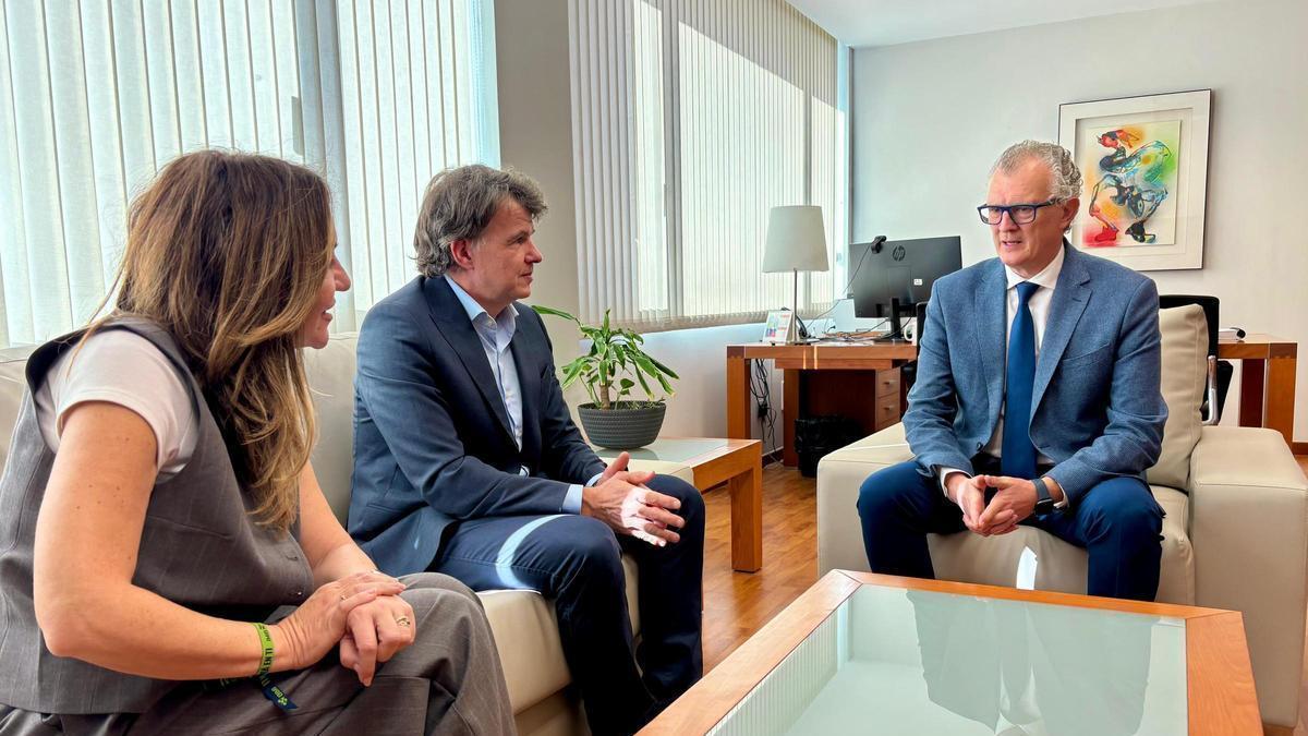 El Dr. Enrique Bernal; Juan José Pedreño, consejero de Salud; y María Fuensanta Martínez, directora de la FFIS, órgano de gestión del IMIB Pascual Parrilla.