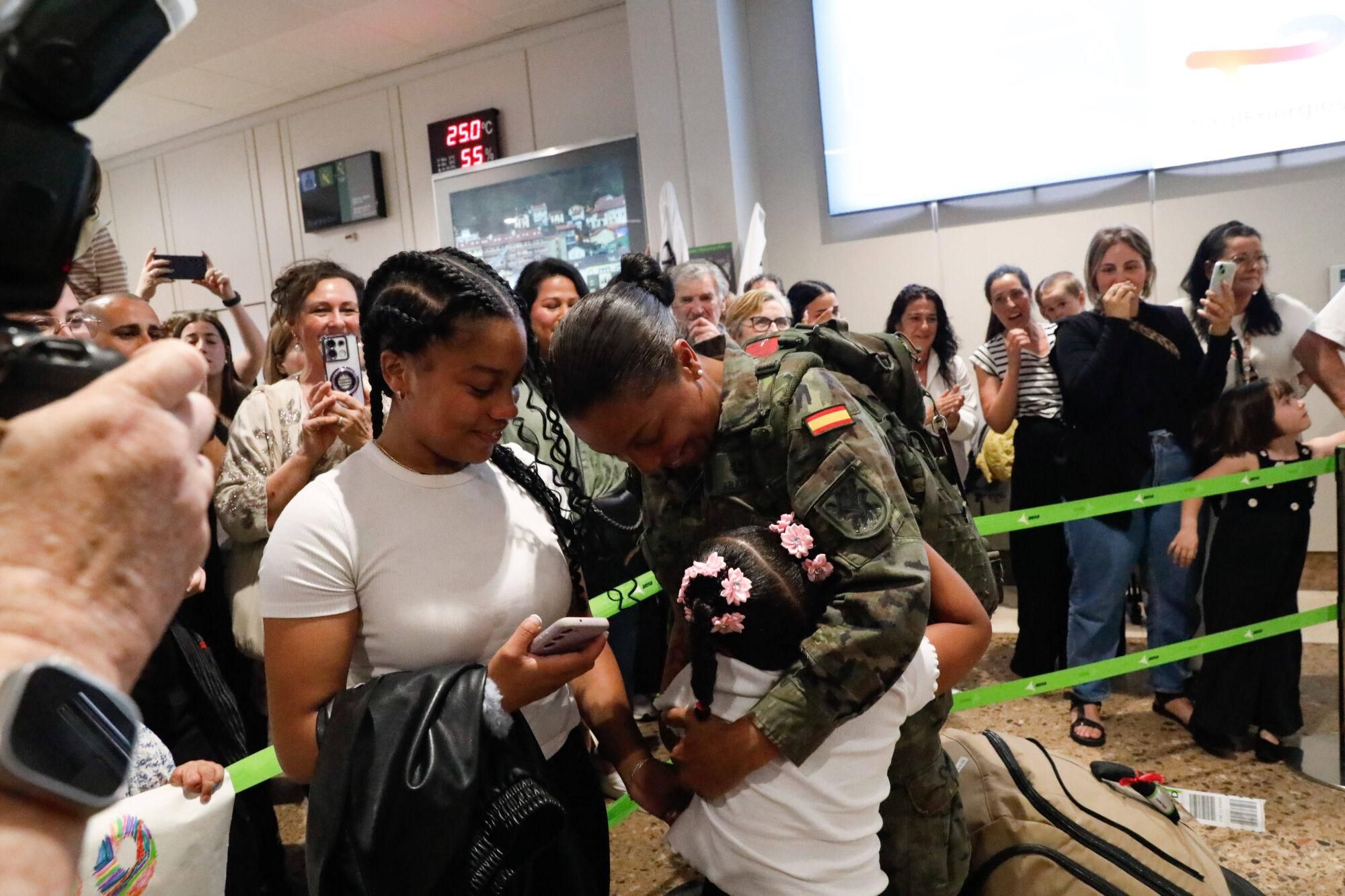 EN IMÁGENES: El regreso a Asturias en el aeropuerto del batallón "Toledo" tras meses en Eslovaquia