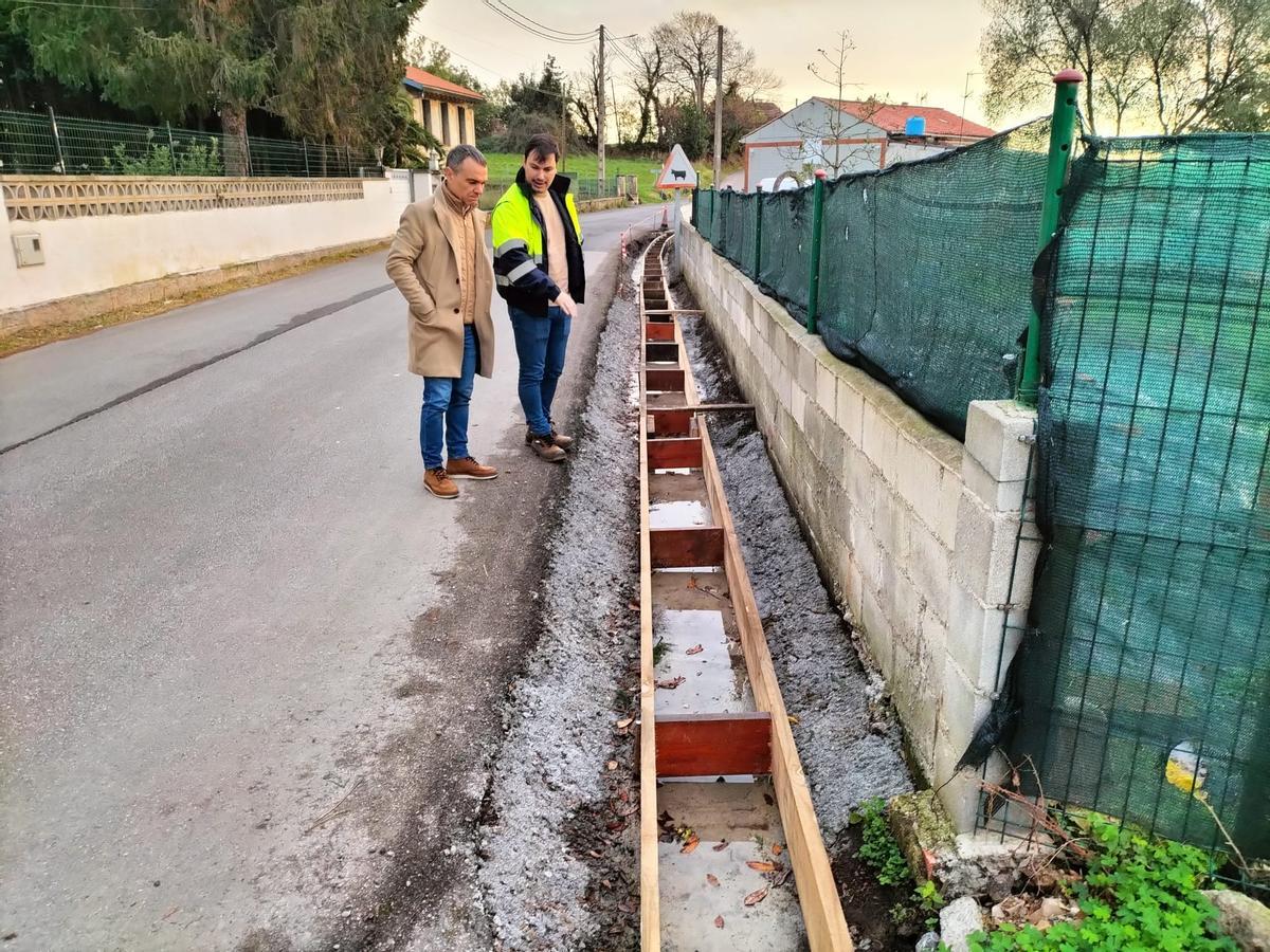 Iván Fernández y Jorge Suárez, ayer, a pie de obra en Molleda.