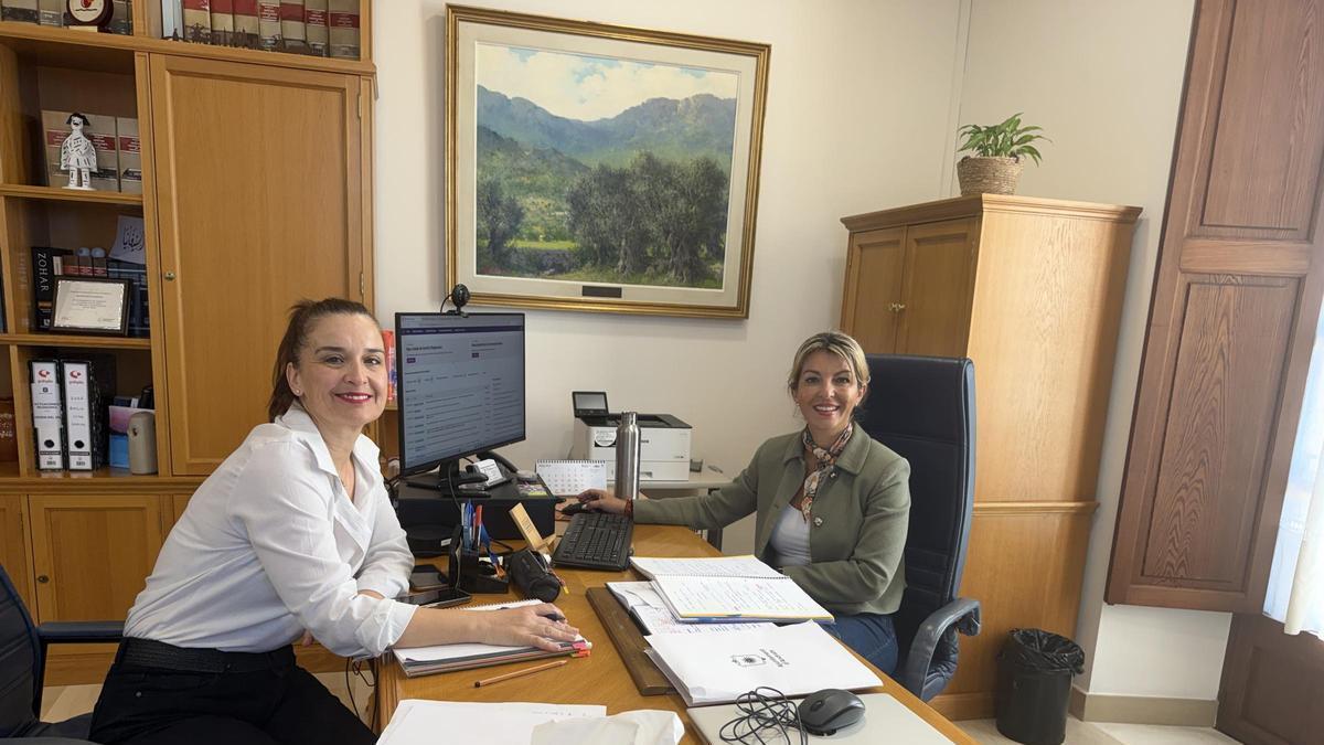 La responsable de Educación y Cultura, Mady Juan, junto a la alcaldesa de Andratx Estefanía Gonzalvo