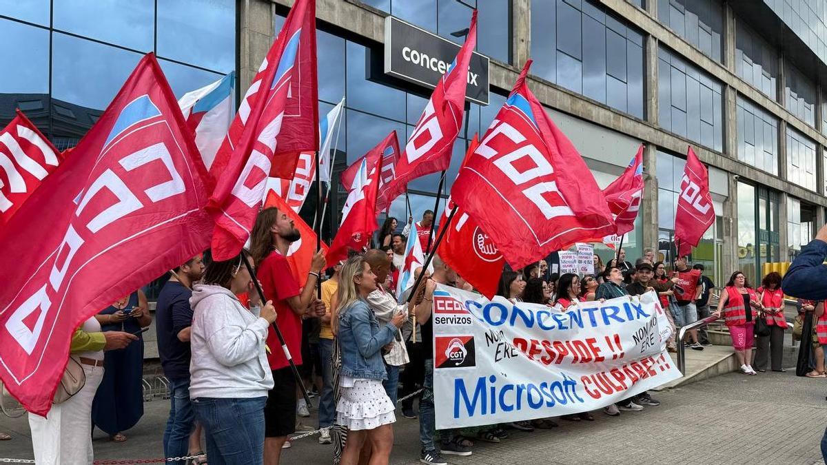 Protesta de trabajadores de Concentrix ante su centro de trabajo en Agrela